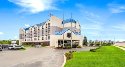 Norwood Inn & Suites Milwaukee