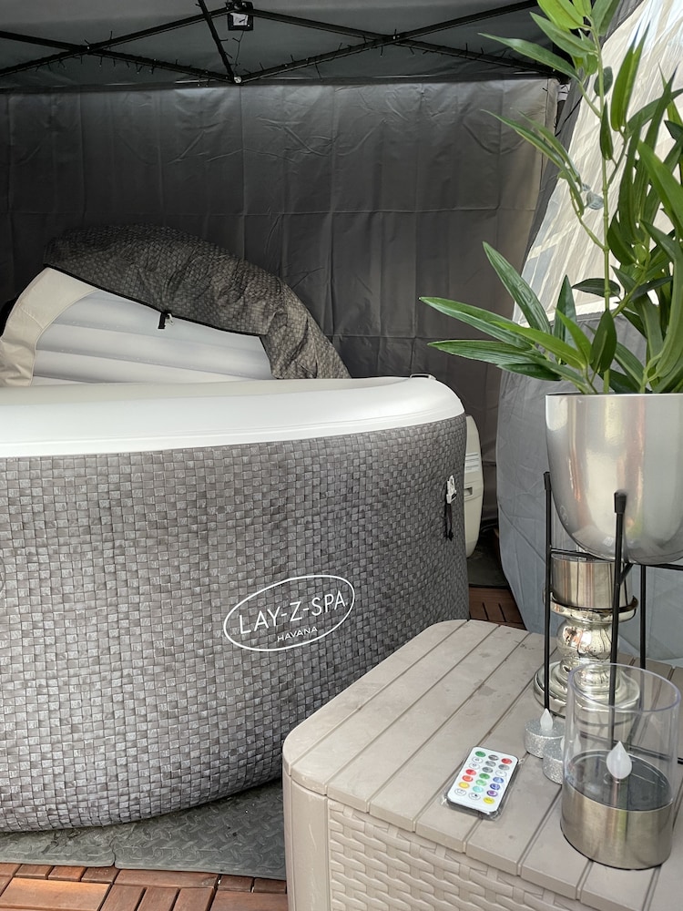 Modern 2 Bed Hot Tub Hideaway Near Cardiff! Newport Vrbo