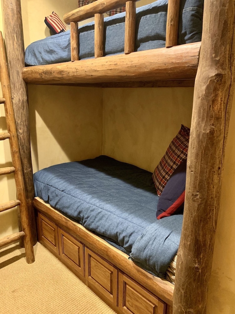 Beautiful condo in Mountain Village core, cosy and spacious Mountain