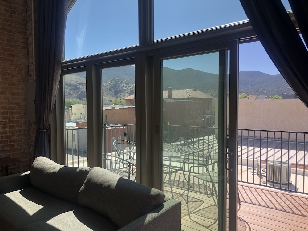 DOWNTOWN, Mountain VIEWS, 13 ft ceiling, 2 blks to River, FREE PARKING