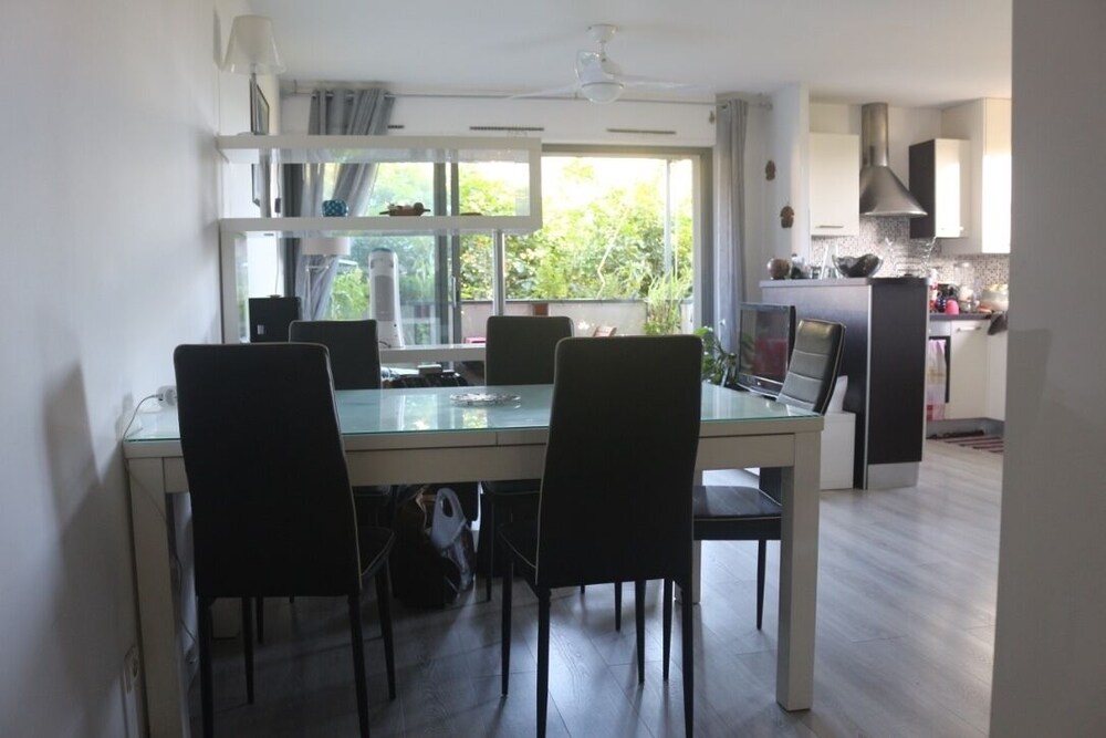 Secure T2 apartment 2 steps from the Barachois and town center Saint