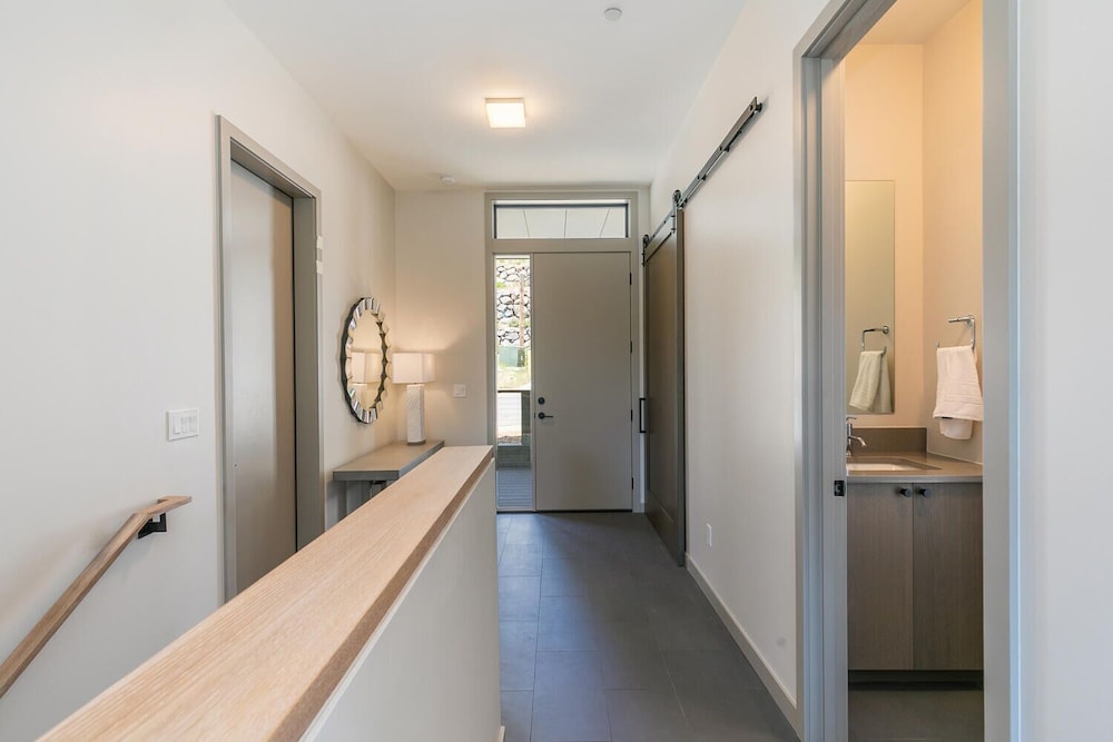 Larkspur Luxe Northstar 4 BR w Pool, Gym, Access Walk to Village