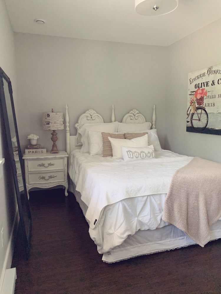 Benson View Carriage Suite with bright and beachy decor Arrowsmith