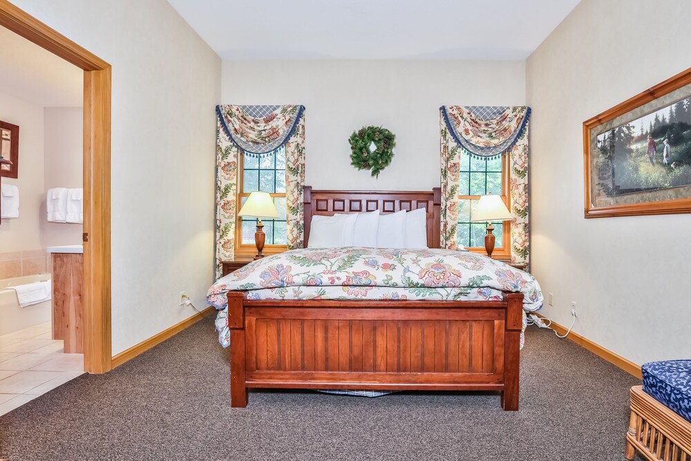 Lake resort villa with water views, screened porch & marina dog