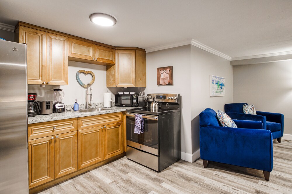 Dogfriendly escape near downtown & beach with pool, fast WiFi & full