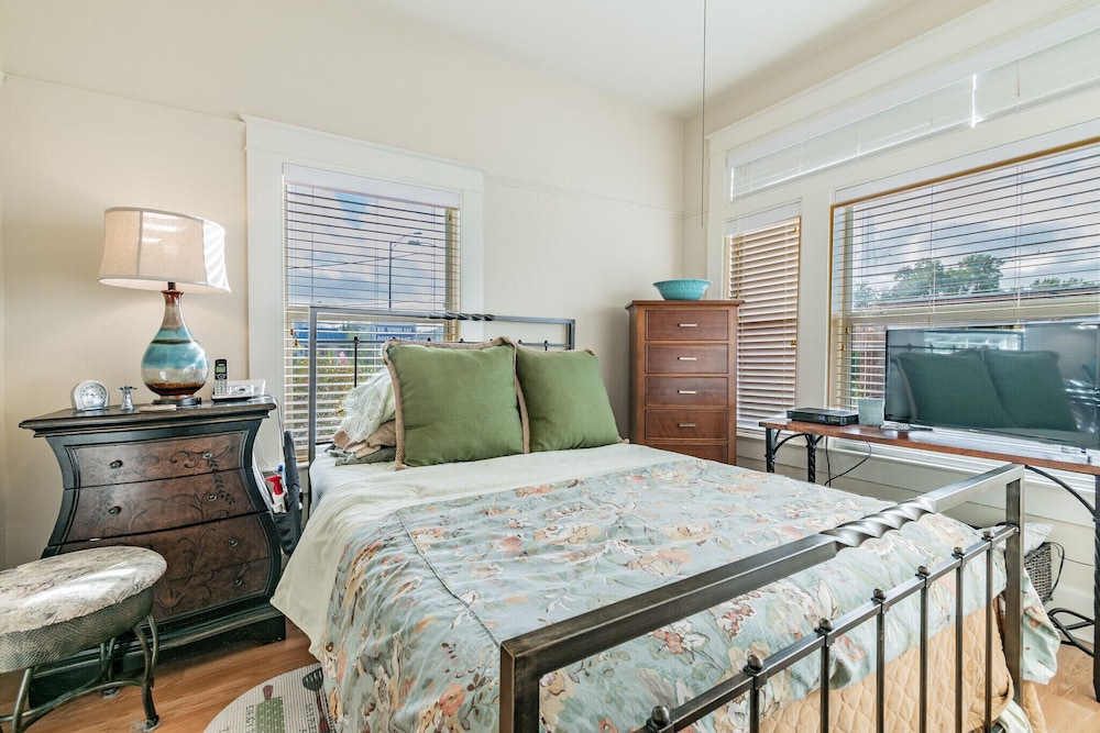 Cute 2 bedroom 2 bath House in Tarpon Springs, Dog Friendly! Tarpon