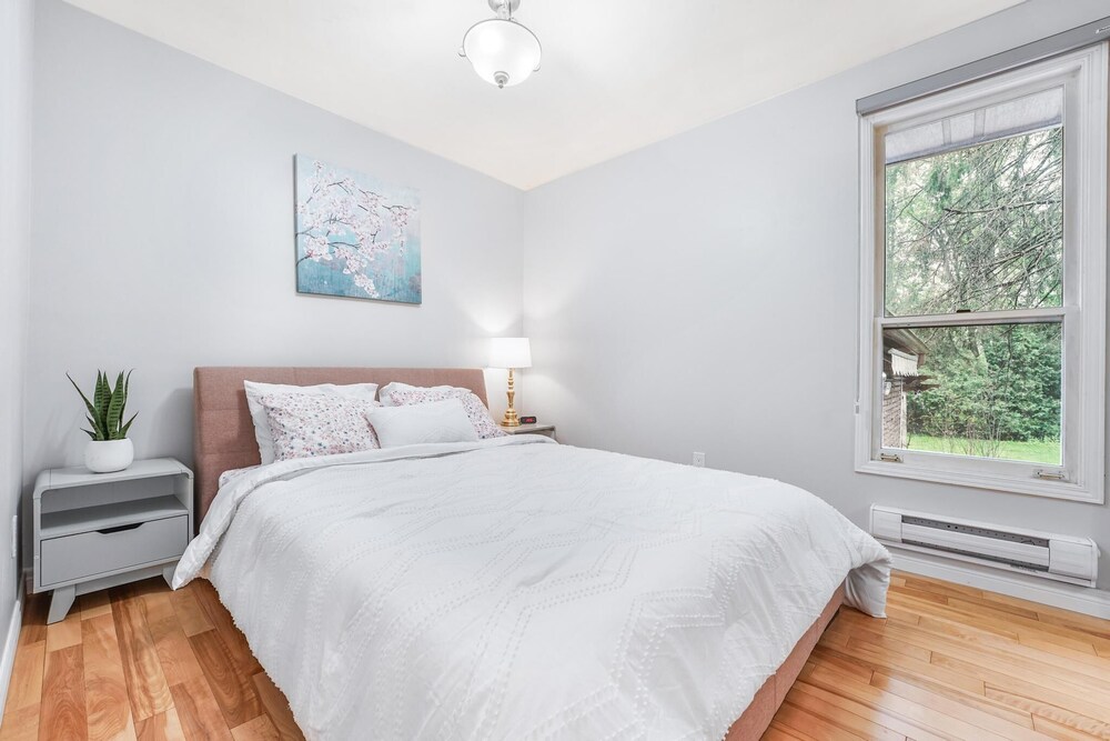 STUNNING COUNTRY COTTAGE w/ SAUNA & RIVER IN BURLINGTON Burlington Vrbo