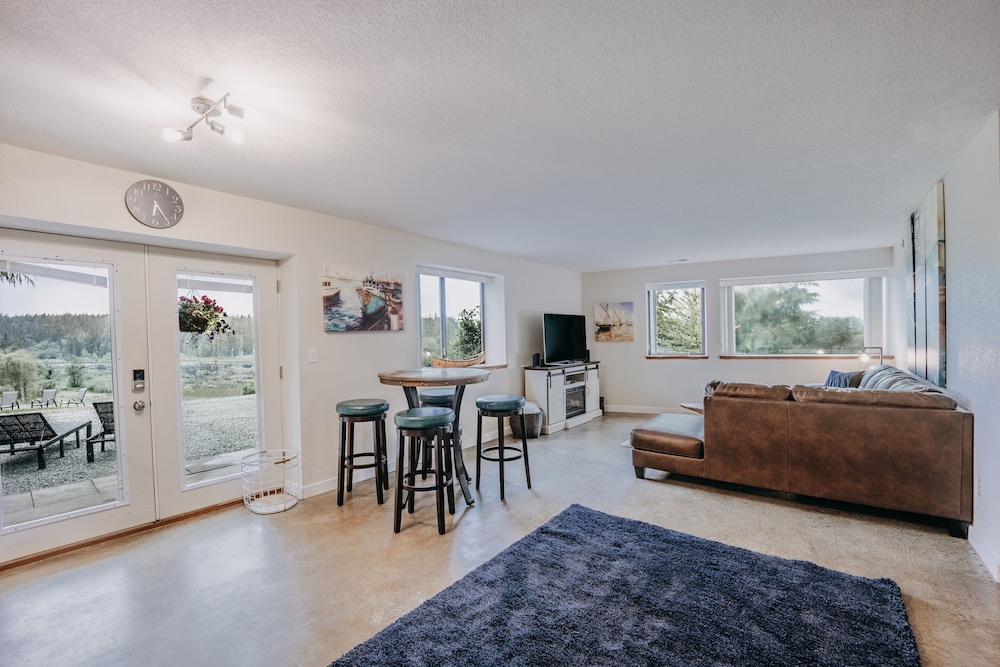 Baker View Lodging with hot tub, sound, mountain, and territorial views