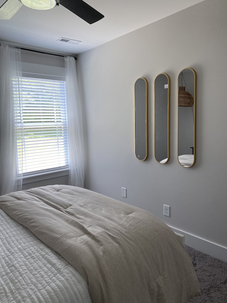 Stylish Condo Hot Tub Near GSP Airport Greer Station Getaway