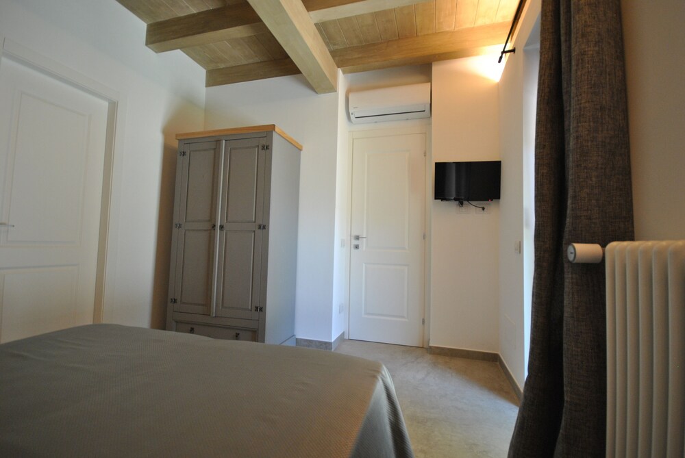 Newly built villa with swimming pool, just 5 minutes from the center of