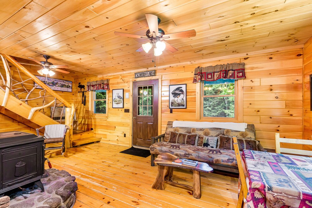Stunning dogfriendly cabin with grill, deck, golf nearby, & washer