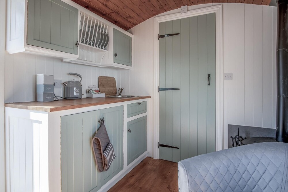 Willow 1 Bedroom Shepherd's Hut Amroth Amroth Vrbo