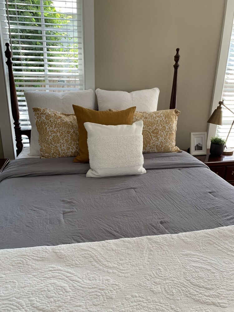 Charming Edenton Bungalow with Deck and AC, surrounded by Lush Garden