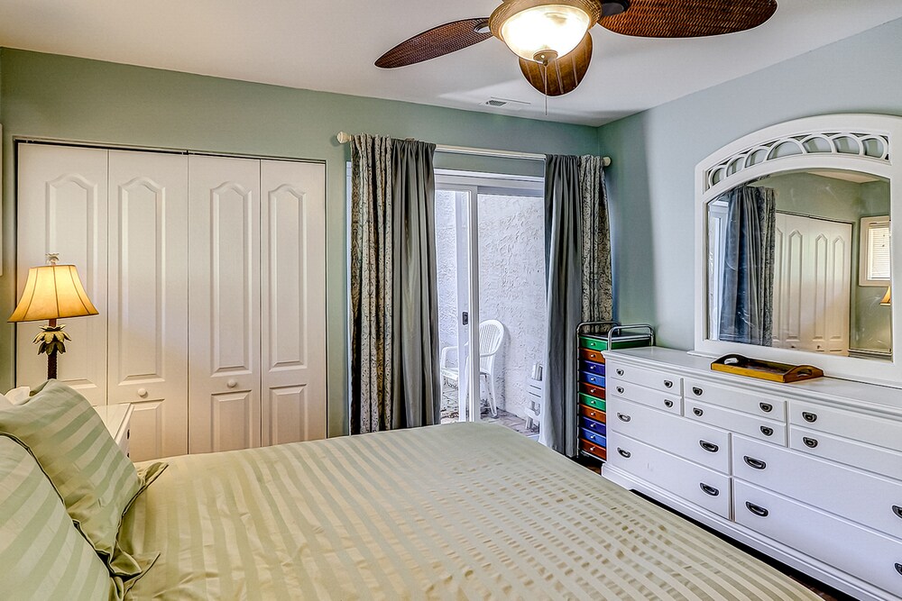 Updated condo near beach w/pool, patio, balcony, WiFi, W/D walkable