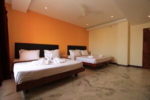 Family Room | Desk, laptop workspace, free WiFi, bed sheets