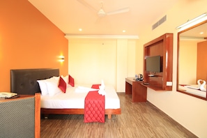 Executive Room | Desk, laptop workspace, free WiFi, bed sheets