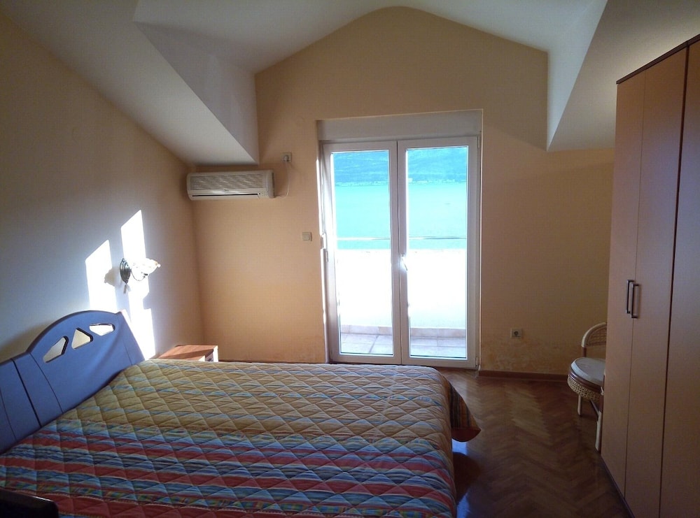 Image showcasing Penthouse Retreat Modern & Spacious with parking - Pass the Keys ...