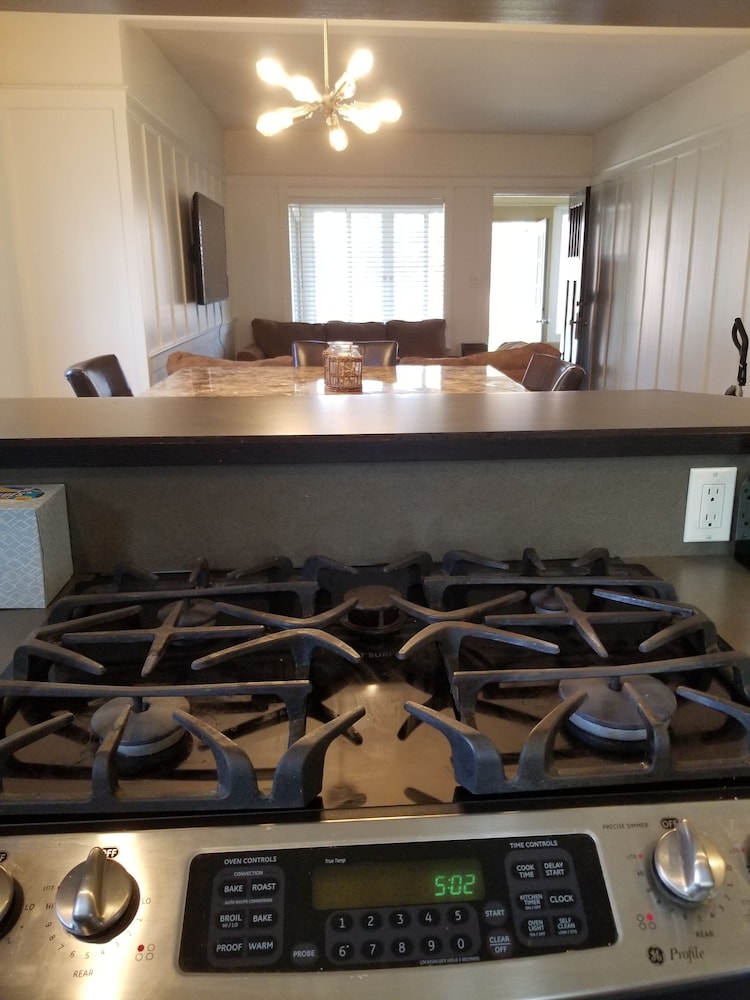 Heart of Royal Oak Entire house w hot tub! Royal Oak Vrbo