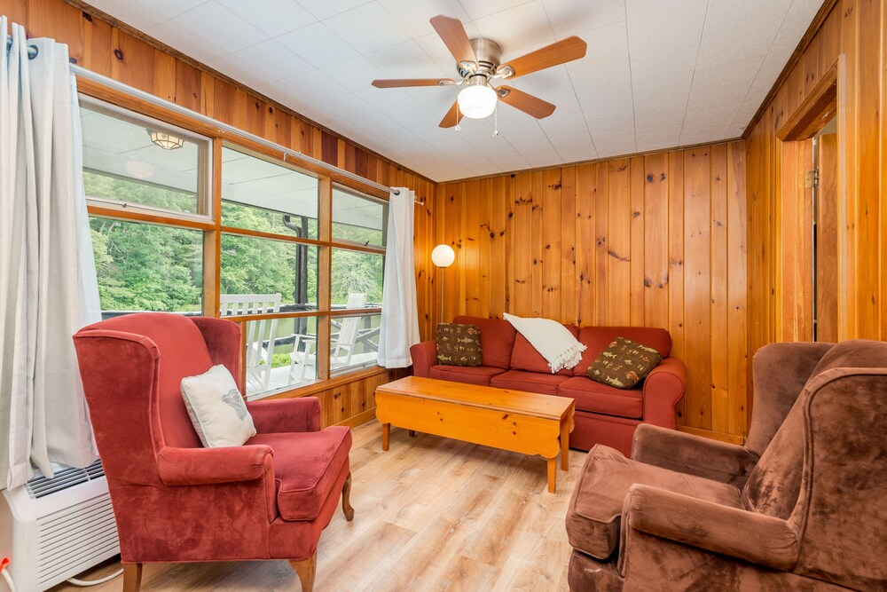 Lakefront retreat with pool, tennis, firepit, canoes & picnic areas