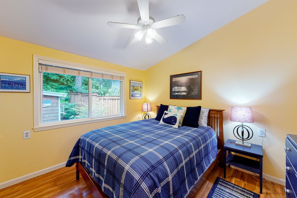 Adorable dogfriendly home with gas grill, gas fireplace & private back