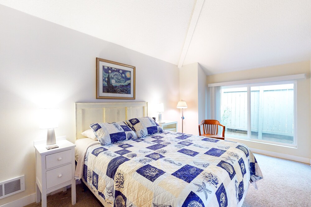 Darling dogfriendly home with gas fireplace, deck, gas grill and beach