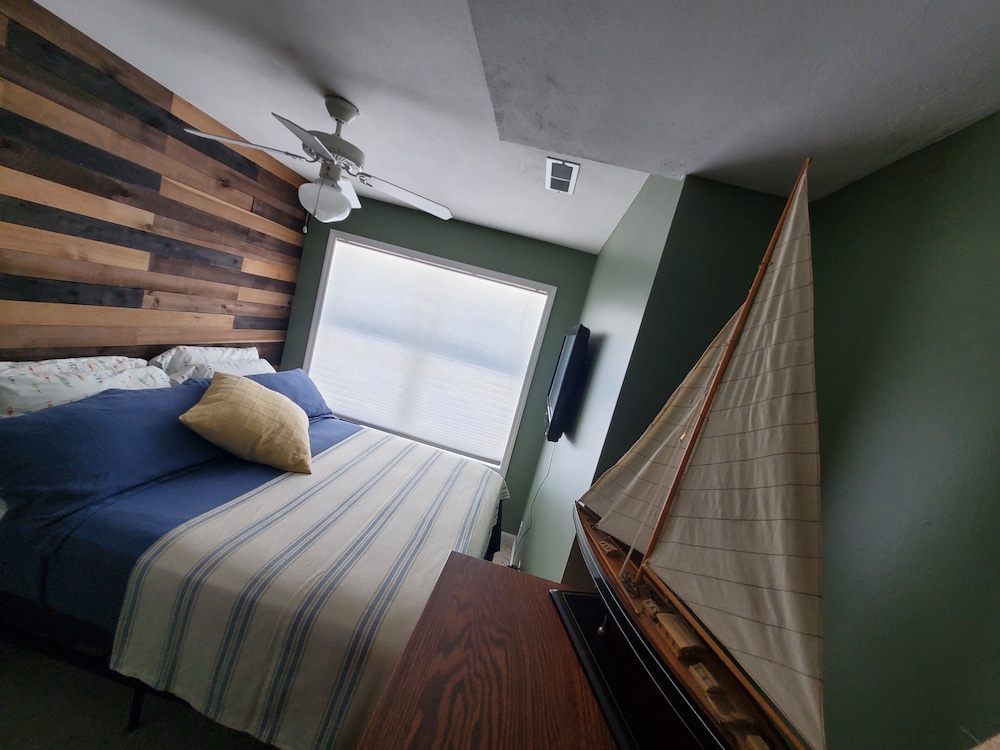 Villa & Boathouse on quiet bay with marina acess short walk or bike to