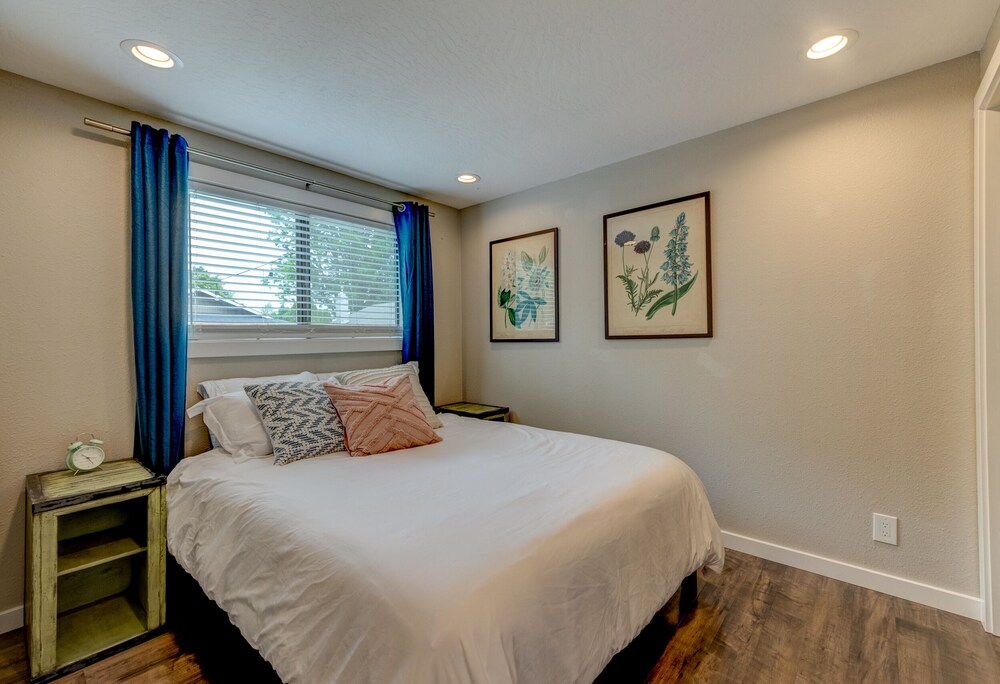 New Listing! Close to Autzen, downtown, U of O! Great for families, pet