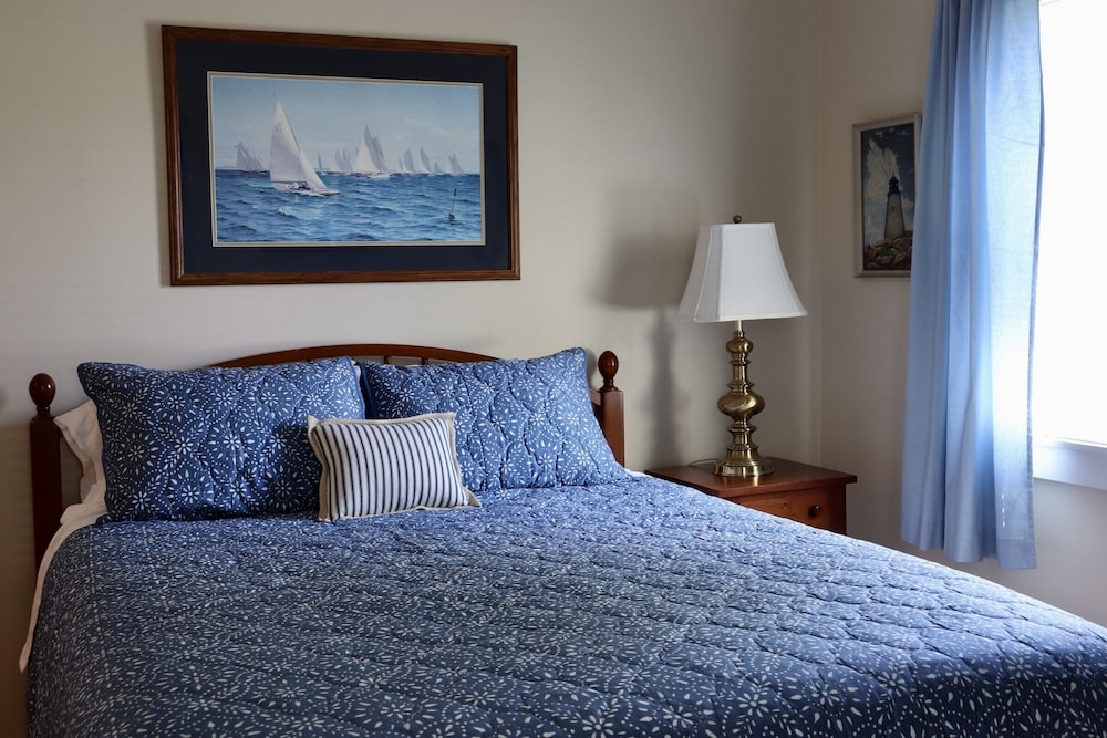 House located in downtown Frankfort • 5 blocks from Lake Michigan