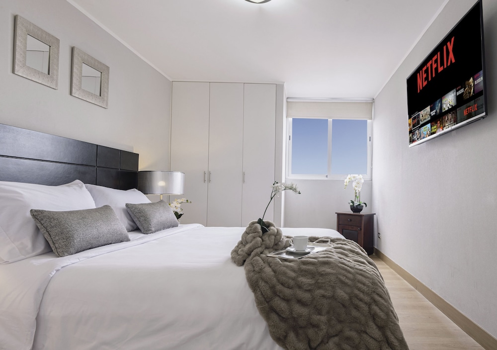 AMAZING TOP FLOOR APT 2BD/2.5BA IN MIRAFLORES Lima Vrbo