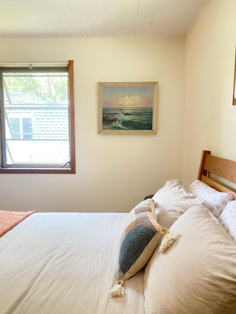 Bright & Sunny Creekside retreat Family and Pet Friendly Saugerties