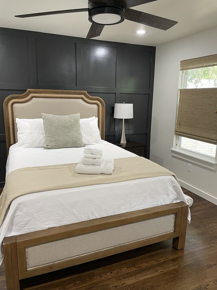 Stylish getaway in the Historical District. Walk to Dinner & Shopping