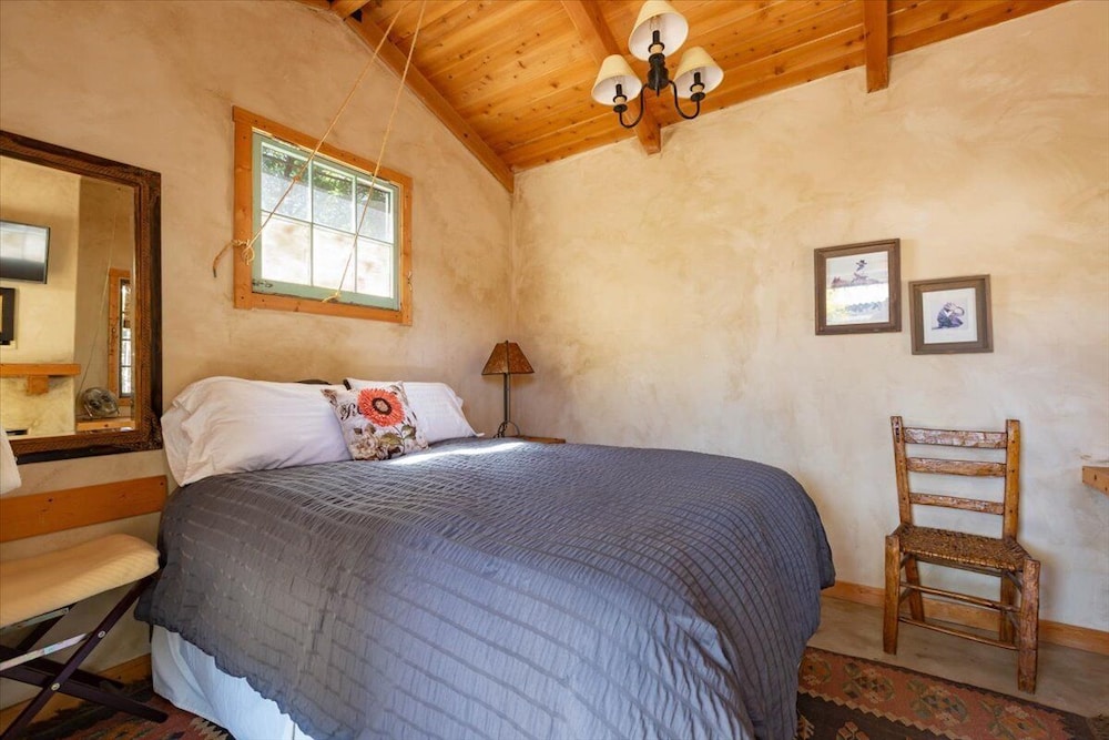 UNDER THE OAKSHot Tub & Walk Downtown Paso Robles Vrbo