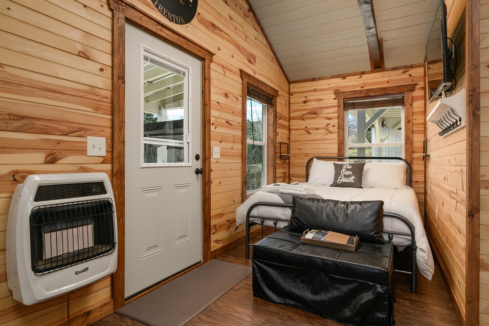 Dogfriendly tiny cabin with washer/dryer, central AC, firepit
