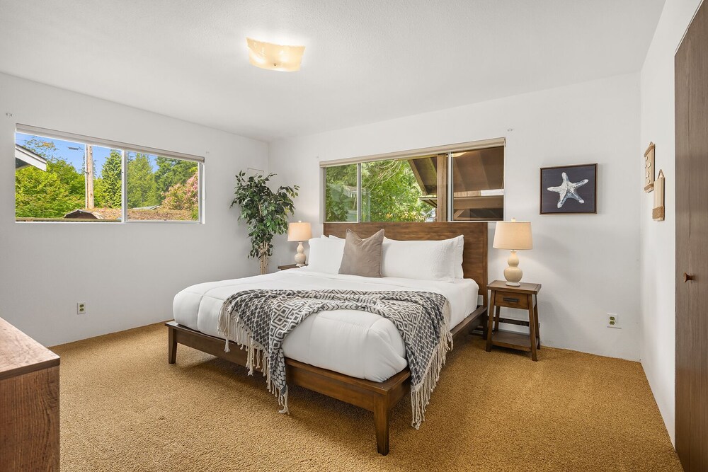 Coastal Cottage, 4 Large Decks, Close to Beach, Short or Long Stays