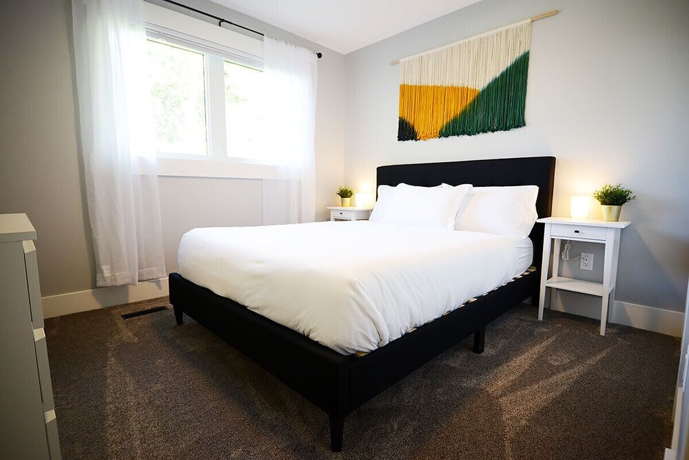 BRAND NEW modern 2bedroom, close to the mountains. Pincher Creek Vrbo