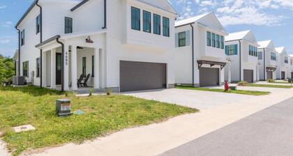 Peek-a-bay by Gold Star Vacation Rentals
