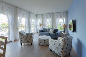 Apartment (3 Bedrooms) | Living area