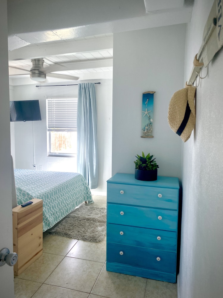 Quiet Waterfront retreat just minutes from the beach, restaurants and