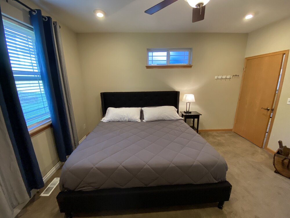 Spacious 5 bedroom home 30 min to Eugene Brownsville Vrbo