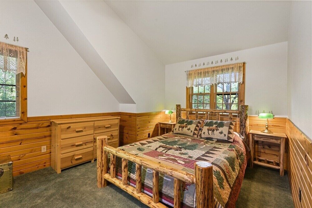 Log Home near Lake *Fish *Boat *Bike *Pets Lake Wazeecha Vrbo