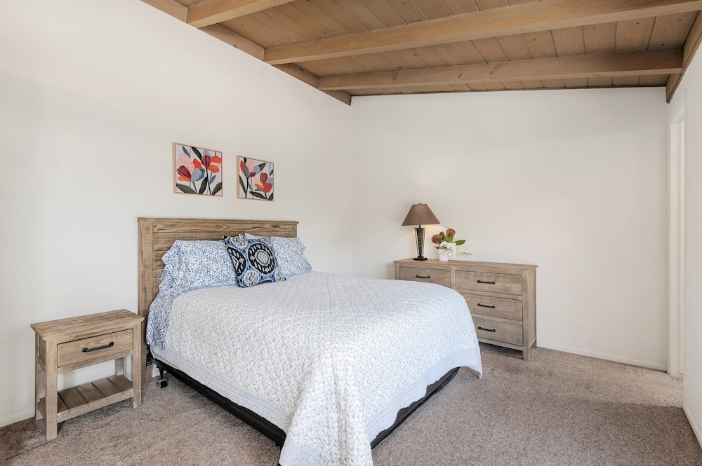 Coastal gem only 12 homes to the beach! Carpinteria Vrbo