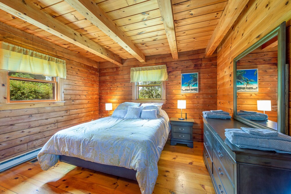 BayView. Waterfront Log cabin on the bay. Pet Friendly. Harpswell Vrbo