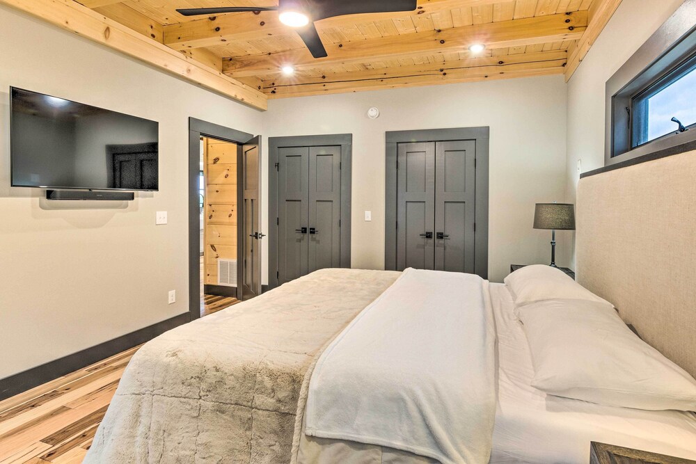 Luxe Retreat w/ Mtn View