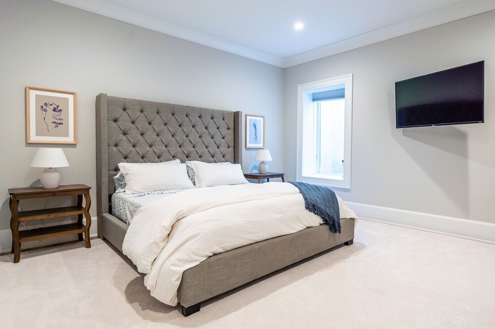 New Luxury Southampton Village Estate Walk to town! Avail Dates in