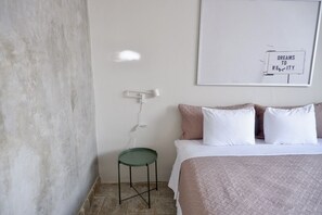 Basic Room (Opal) | Individually decorated, individually furnished, desk, laptop workspace