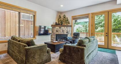 Dog Friendly Summer Vacation Hub Near Town 4 Bedroom Home by Redawning