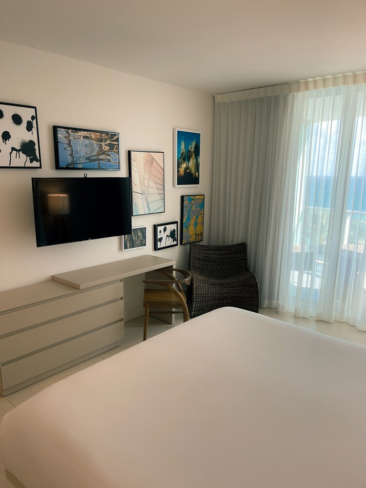 Spectacular One Bedroom Apartment Amazing Ocean View! Hallandale