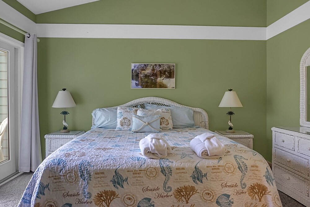 Pet Friendly, 3Bed, easy walk to Pool, Beach, Restaurants, Golf N