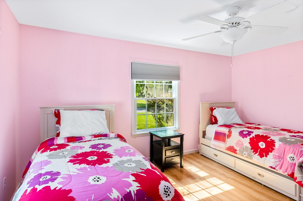 Dogfriendly, comfortable home with private pool, large yard, WiFi