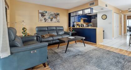 Newly Renovated Luxurious Waterfront Condo 2 Bedroom Condo by Redawning